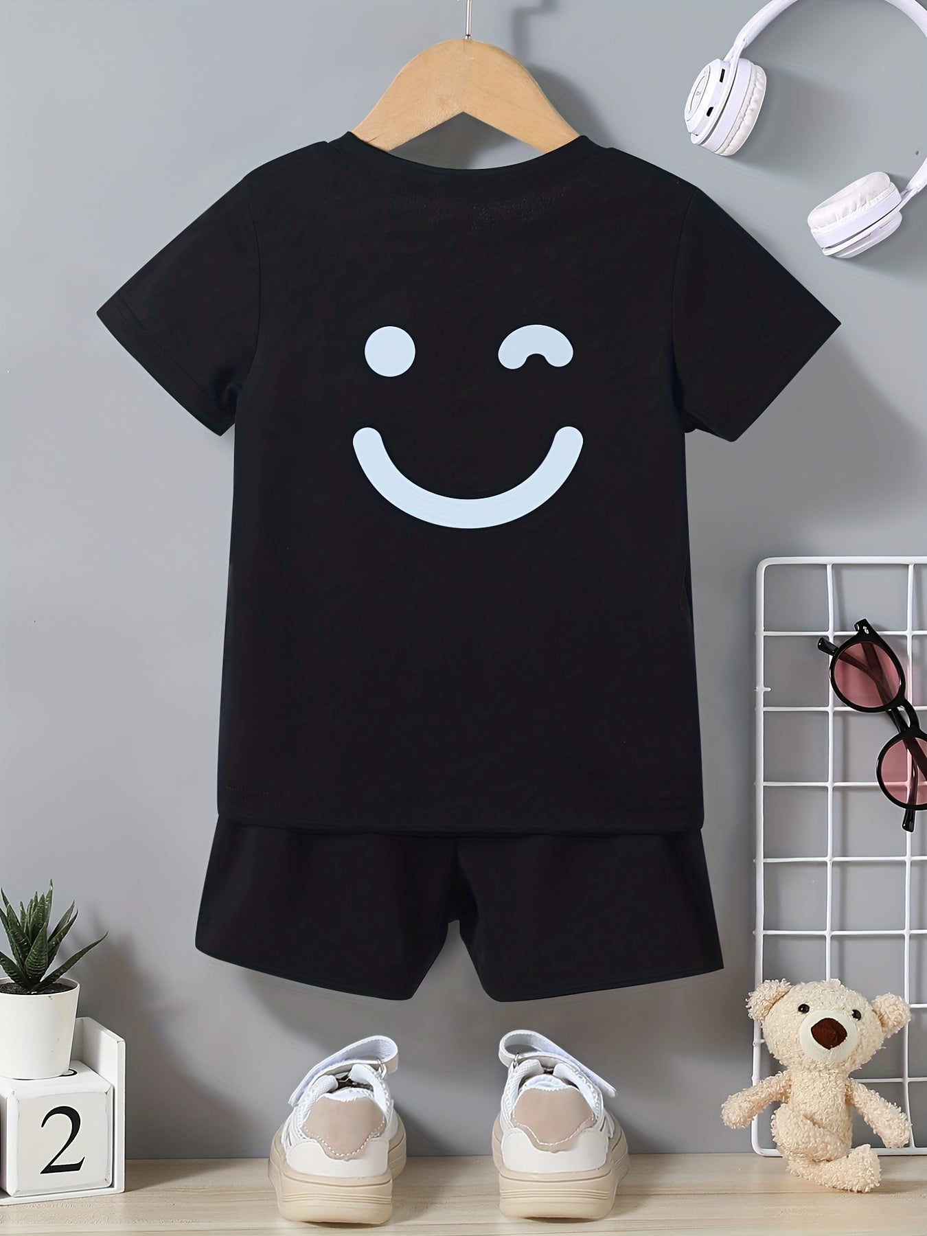 2pcs Boys Funny Face Round Neck T-shirt & Shorts Kids Summer Clothes Sets