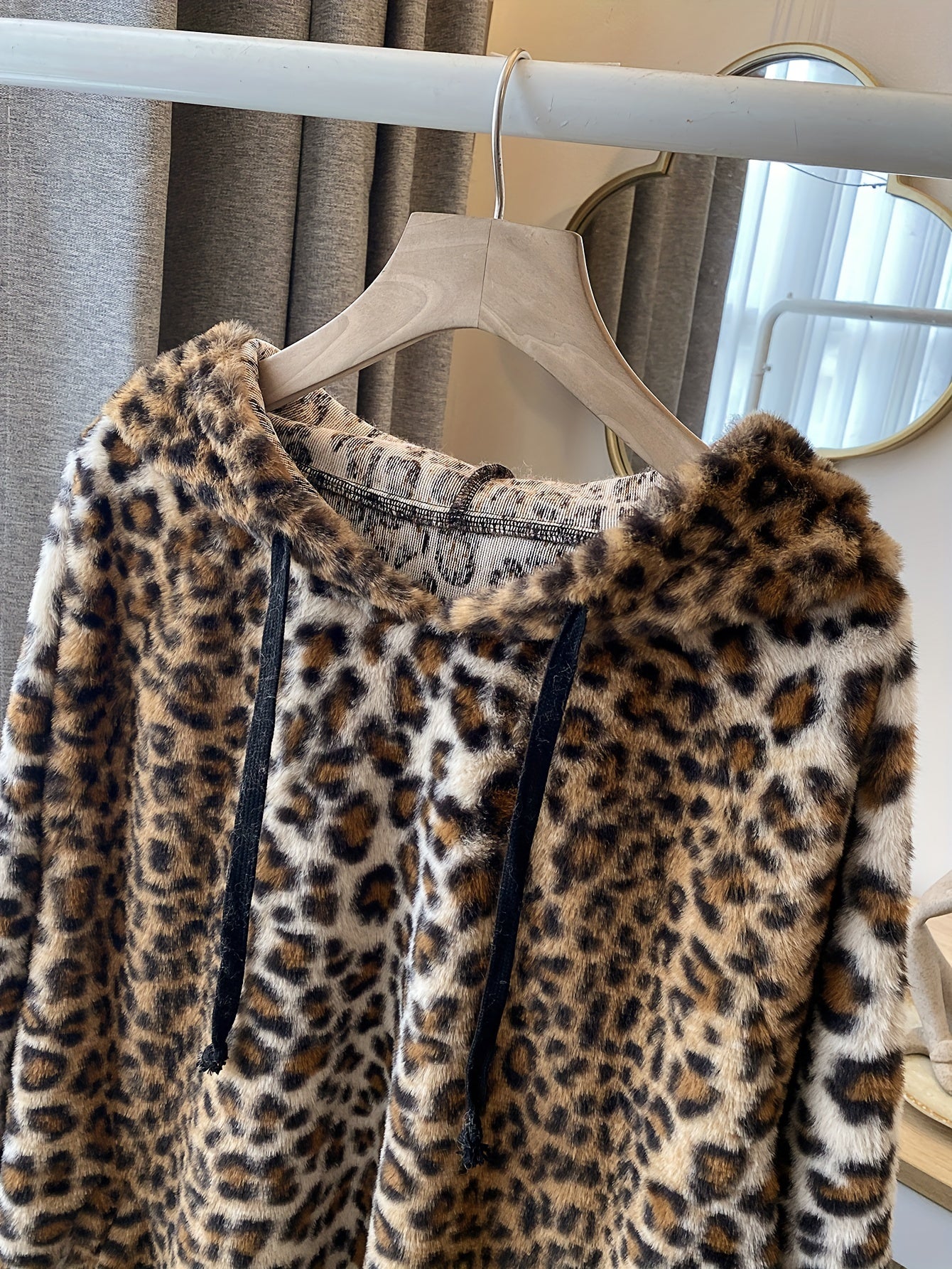 Plus Size Casual Sweatshirt, Women's Plus Leopard Print Fleece Long Sleeve Drawstring Hoodie With Pockets