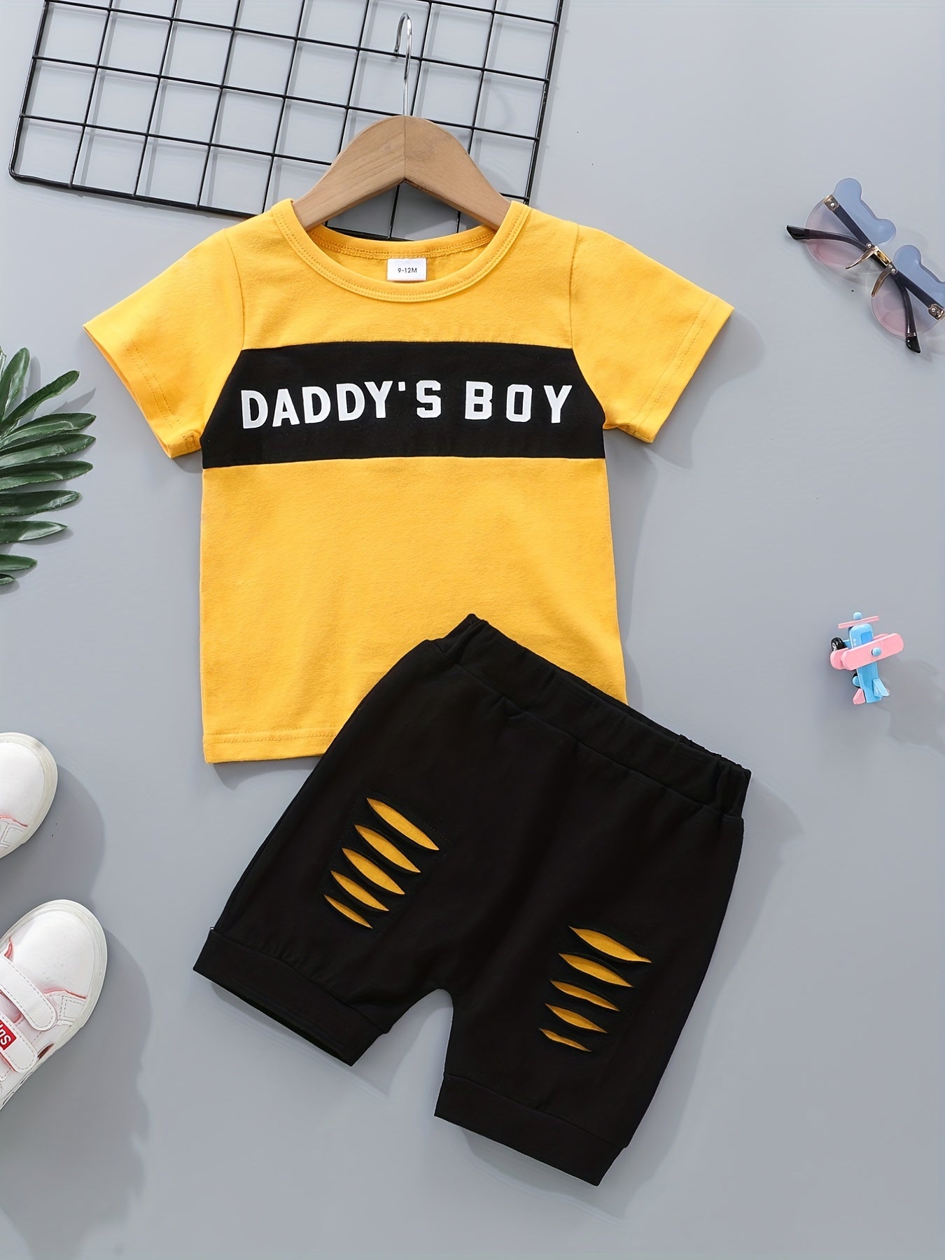 2pcs Baby Boys Casual Letter Graphic Print Round Neck T-shirt & Ripped Shorts Set Clothes