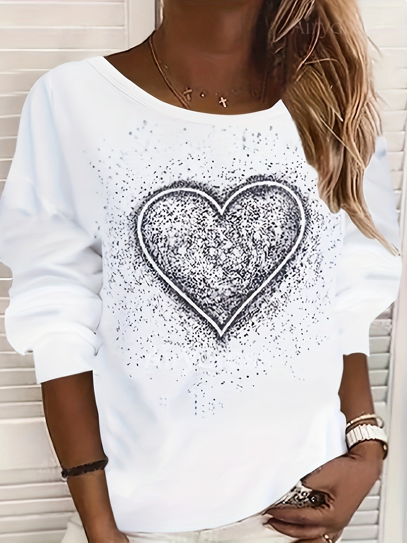 Plus Size Casual Sweatshirt, Women's Plus Heart Print Long Sleeve Round Neck Sweatshirt