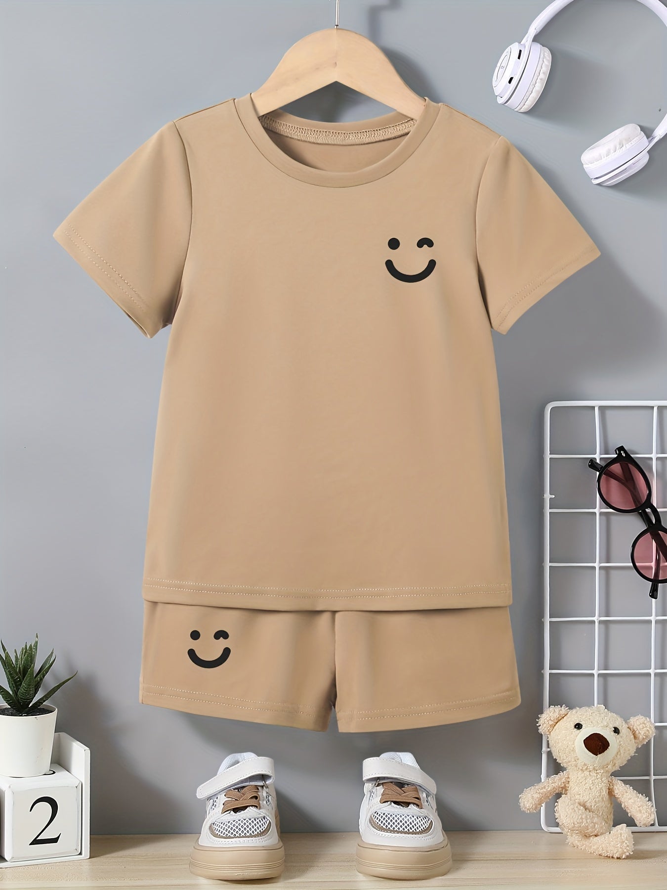 2pcs Boys Funny Face Round Neck T-shirt & Shorts Kids Summer Clothes Sets