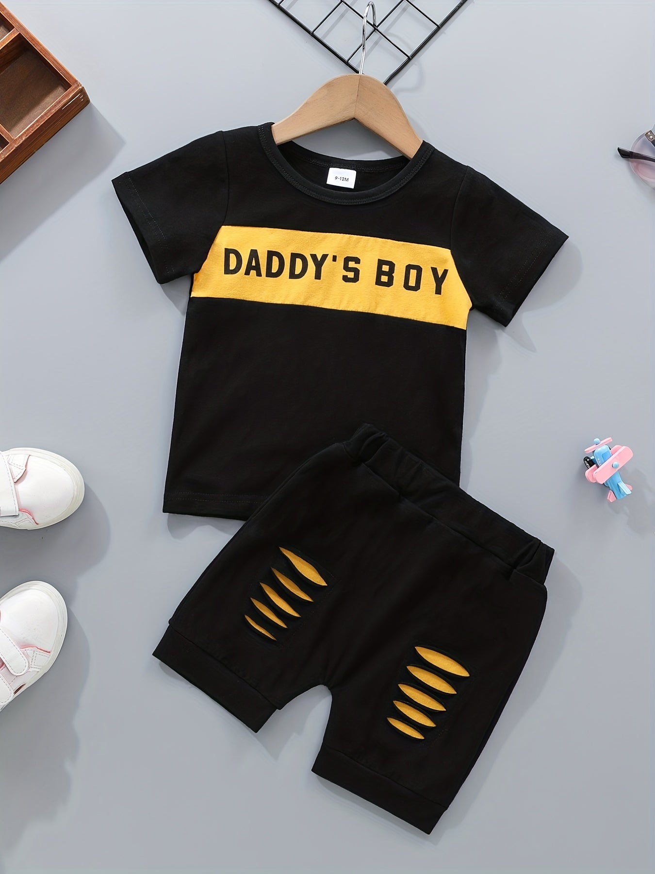2pcs Baby Boys Casual Letter Graphic Print Round Neck T-shirt & Ripped Shorts Set Clothes